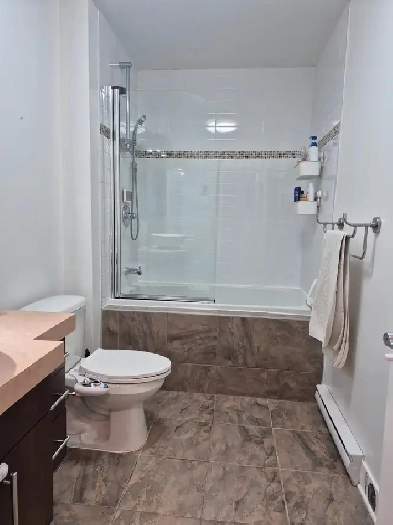 Condo 2 chambres – Unité de coin avec garage Image# 1