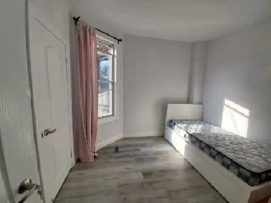 RENOVATED DOWNTOWN STUDENT ROOM RENTAL w/ PRIVATE WASHROOM Image# 1