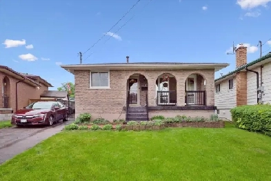 Renovated 3 1 Bedroom Backsplit with Pool & In-Law Potential Image# 1