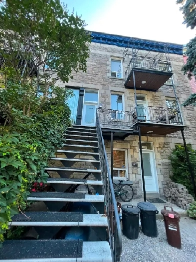 Beautiful 3 Bedroom Condo in Mile End on 3rd floor Image# 3