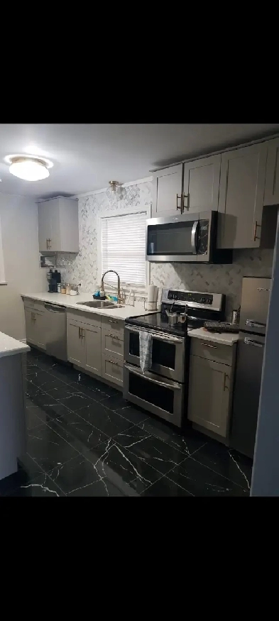 Gorgeous 3 Bedroom Furnished Bungalow Rental In Niagara Falls ! Image# 3