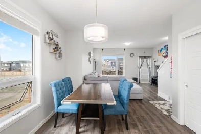 STUNNING TOWNHOUSE FOR RENT IN BELMONT - PREMIUM END UNIT! Image# 2