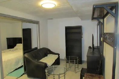 BACHLOR 31/2 ''DEMI S/sol''  1 coin du garage,GRANDE FENÊTRE, CA Image# 1