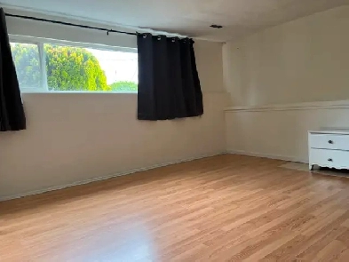 A unfurnished suite of 3br/1ba - 10 mins walk to Uvic Image# 6