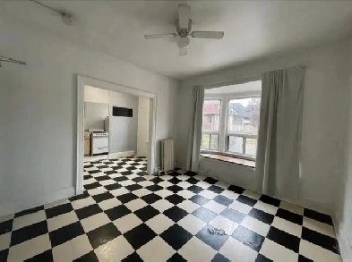 Spacious Bachelor Apt on Palmerston Blvd Image# 7