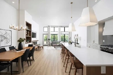 Stunning Custom-Built Home in Prestigious Oak Bluff West Image# 4