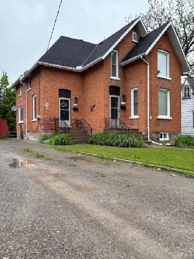 Bright 2-Bedroom   Den with Private Yard – Newly Renovated! Image# 4