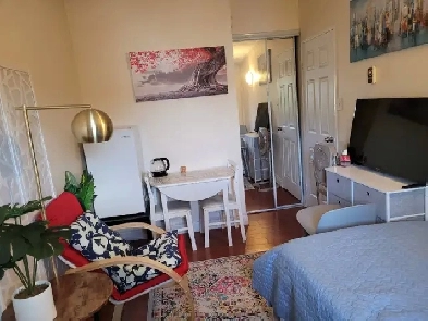 Furnished shared room near square One Image# 1