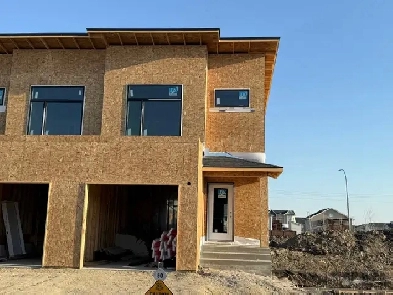 3 Bed, 2.5 Bath Townhouse in Steinbach Image# 1