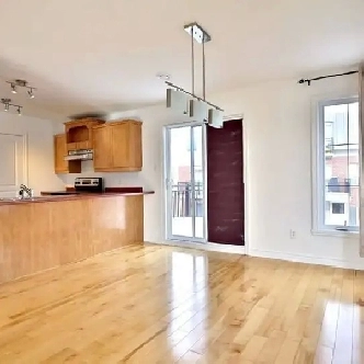 Duplex Condo in Brossard – 2 Bed   2 Bathroom   2 Parking! Image# 3