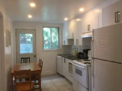 Chambre en coloc - 1er juillet - métro Udem - meublé/tt incl Image# 1