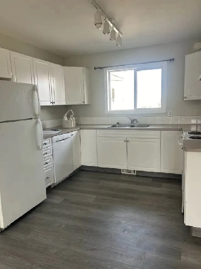 FIRST MONTH FREE- 2 Bed Sylvan Lake Image# 1