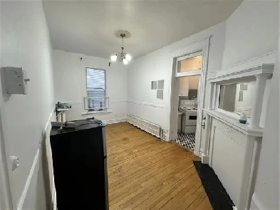 Bachelor unit- Downtown location- Available August 1st, 2025! Image# 1