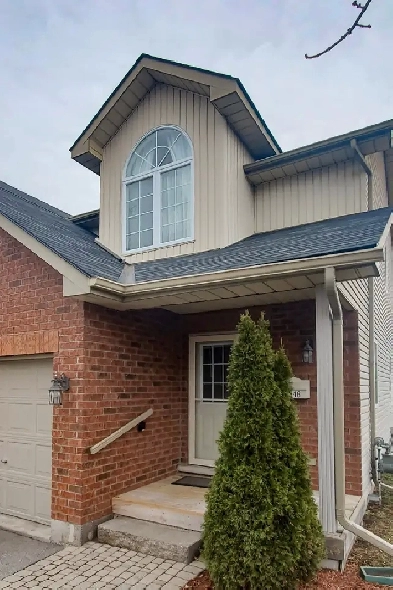 3 bedroom, 1.5 bathroom end unit townhouse for rent. Image# 2