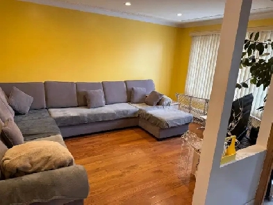 Large 5&1/2 with play room and garage parking Image# 1