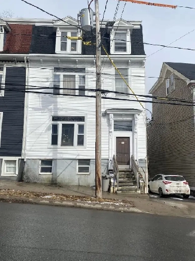 17 Paddock St #1 -2BR Den Uptown, Newly Renovated, Ground Floor Image# 1