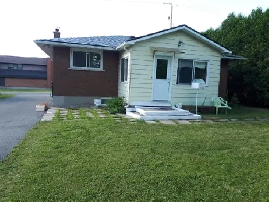 Bachelor-basement (near Place d'Orléans Mall)-Utilities included Image# 5