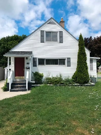 4 Bedroom House for Rent in Sarnia Image# 1