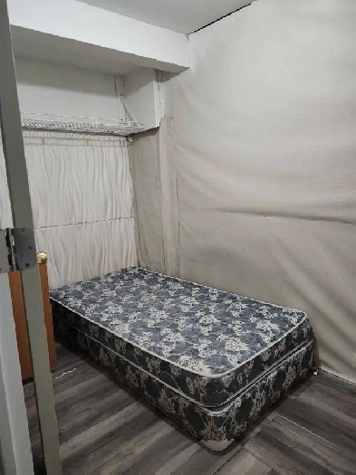 small room good for 1 person close to bus and rundle train stn. Image# 2