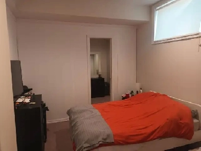 (female only) Beautiful room at BAYVIEW and SHEPPARD walk in clo Image# 8