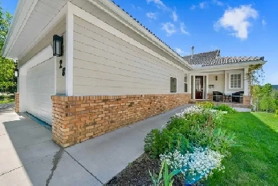 Beautiful Villa in Priddis Greens backing onto golf course Image# 3