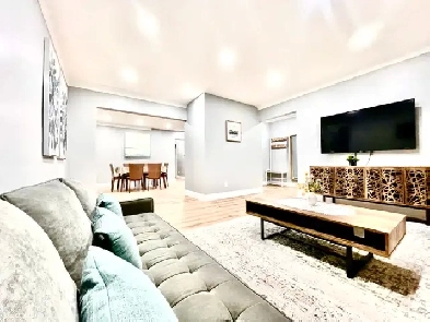 Super 3 bedrooms house in Etobicoke Image# 2