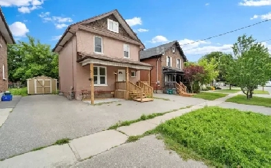 Renovated 1-Bed Main Floor – Private, Bright & Convenient! Image# 3
