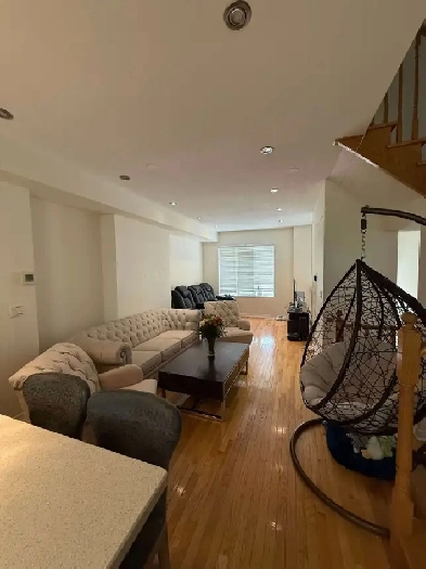 3BR 3WR Att/Row/Twnhouse in Mississauga near Dundas St W/Tomken Image# 1