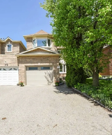 3BR 3WR Att/Row/Twnhouse in Mississauga near Terry Fox/Eglinton Image# 1