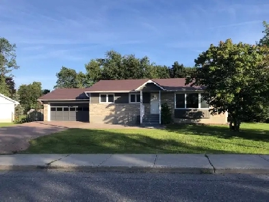 Bungalow on spacious lot for rent in the heart of Stittsville Image# 3