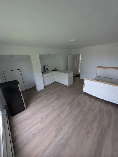 Stylish Bachelor left Pad in Little Britain Image# 7