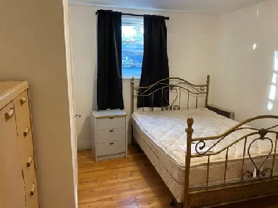 Grande Chambre à louer, libre tout inclus (internet, stationneme Image# 1