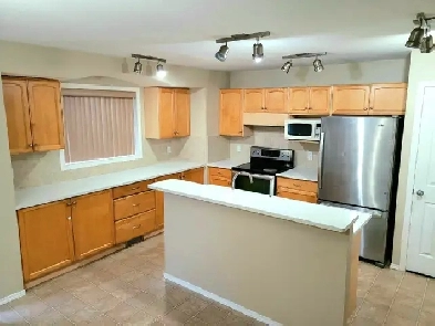 3beds and 2.5wash house $2200/m 60%util available July1 -2025-NE Image# 9