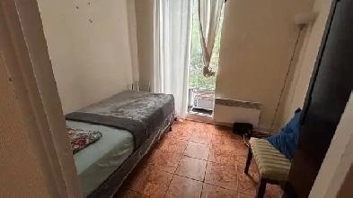 Furnished one-bedroom   den, Dundas/College Station, TMU, July 1 Image# 7
