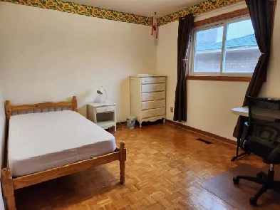 Mississauga Erin Mills/Eglinton upper level room furnished Image# 1