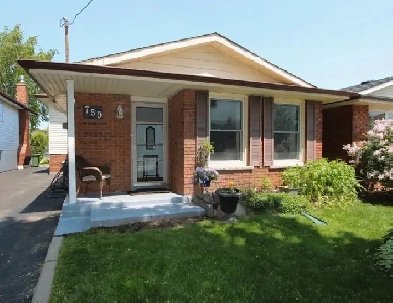 Spacious and well-maintained back-split home for in Hamilton! Image# 1
