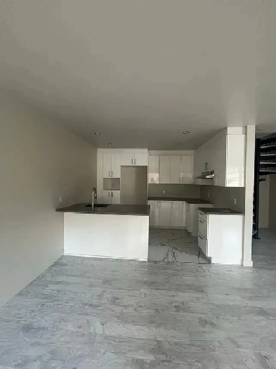 Grand 5 ½ sur 2 étages avec stationnement inclus Image# 1