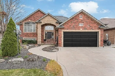 5 BED 2 BATH RAISED RANCH FOR SALE - 250 ST PETER | BELLE RIVER Image# 1