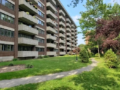 TOUT INCLUS! Grand condo 3 et 1/2 830p.ca, MEUBLÉ à louer, 1720$ Image# 1