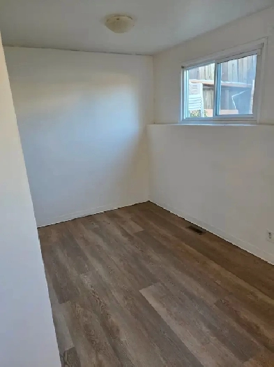 Renovated 3 bedroom bi level $1400 immediate Image# 1