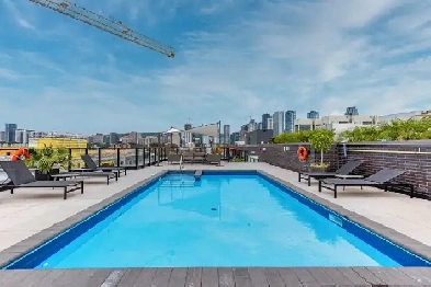 WOW! Parfait 1 chambre avec balcon! Pool! Image# 1