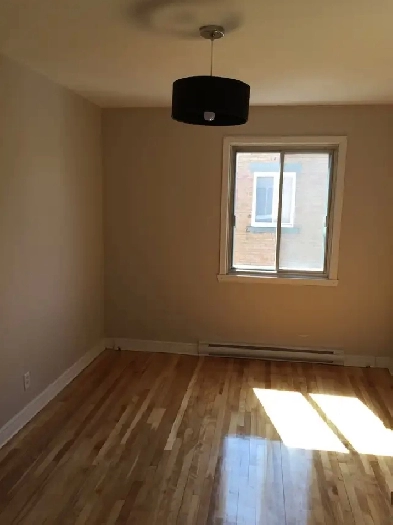 Logement 4-1/2 haut de triplex Image# 1