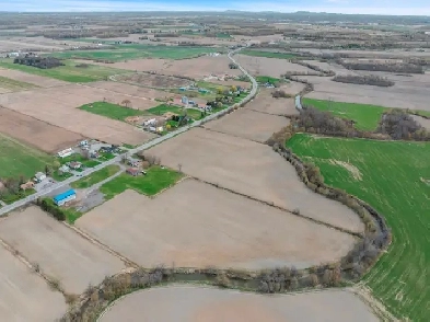 Découvrez cette charmante fermette nichée sur un vaste terrain a Image# 7