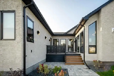 Stunning Custom-Built Home in Prestigious Oak Bluff West Image# 1