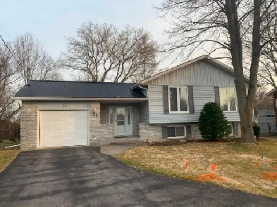 Three Bedroom Main Floor Unit in Duplex for Rent-Brighton Image# 4