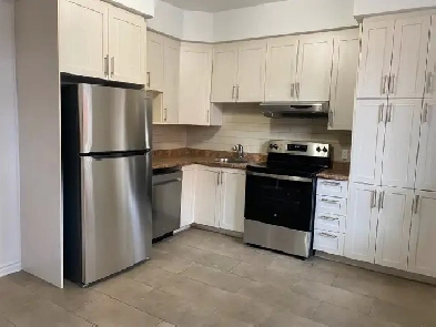 Métro Papineau, énorme 4 1/2 Image# 1