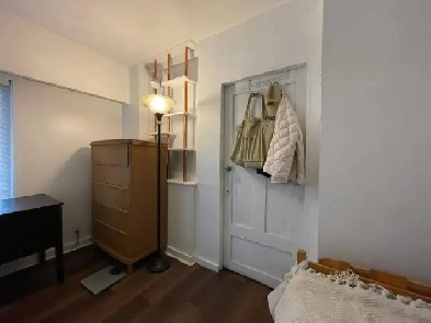 Beautiful bedroom very close to Nanaimo Station Image# 4