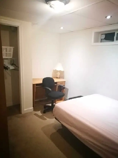 Room for female, Near University Manitoba Image# 3