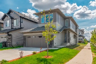 Separate Side Entrance - 3 Bedrooms   Den, 2.5 Baths, Bonus Room Image# 1
