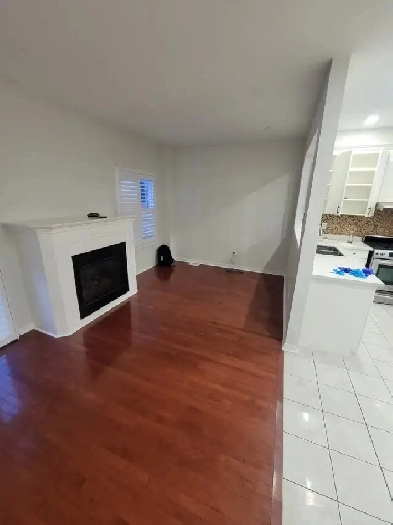 FULLHOUSE/SHARED ROOM AVAILABLE IN MISSISSAUGA.HEART OF THE CITY Image# 1